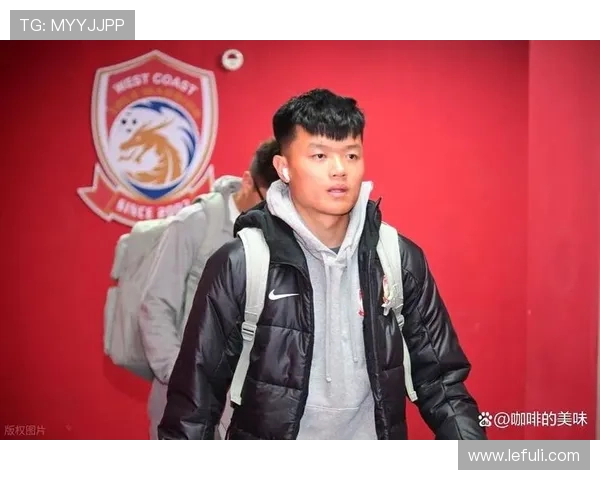 杨希归队训练海港中卫引援明朗